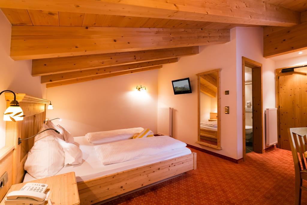 Hotel Schneeberg Family Spa Resort Ridanna Room photo