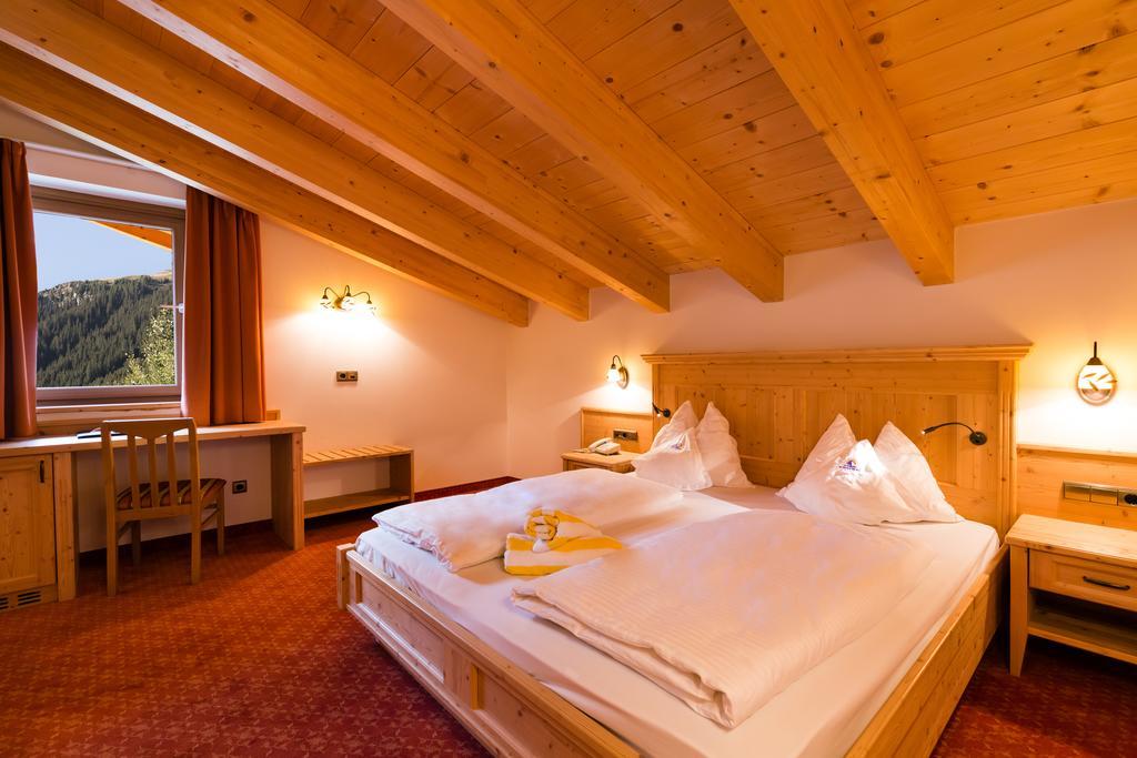 Hotel Schneeberg Family Spa Resort Ridanna Room photo