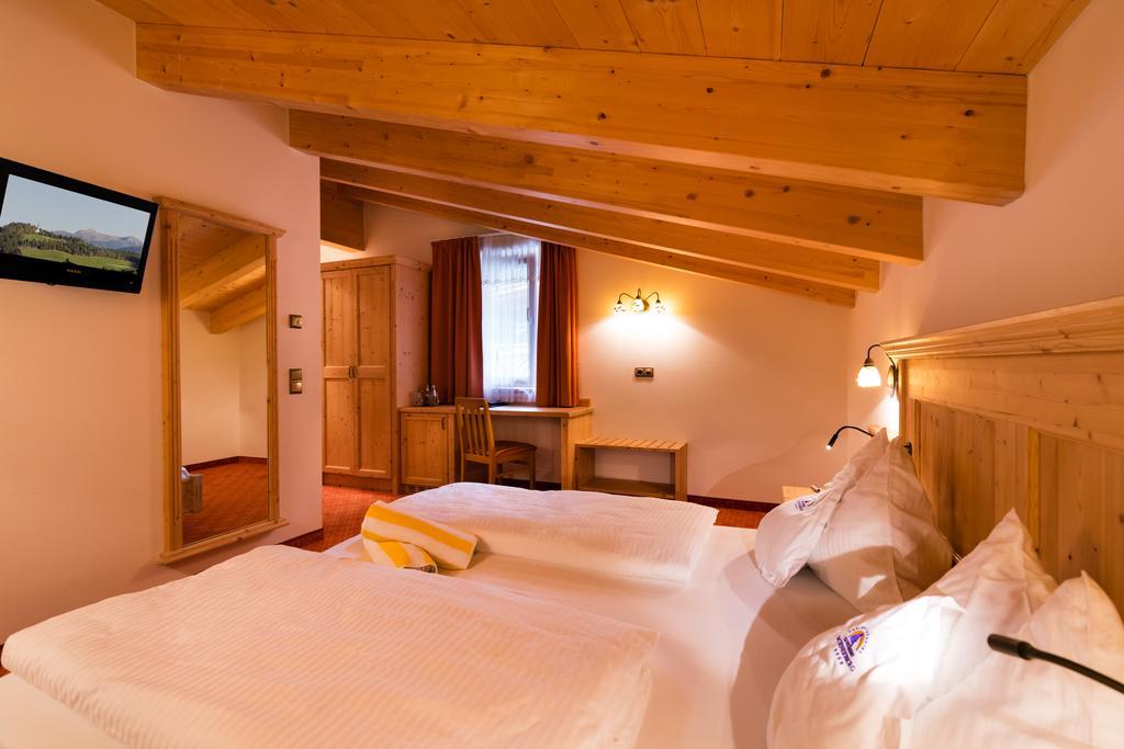 Hotel Schneeberg Family Spa Resort Ridanna Room photo