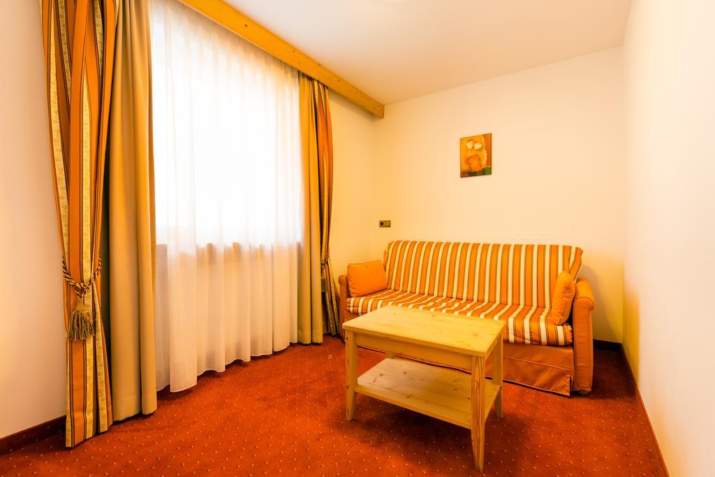 Hotel Schneeberg Family Spa Resort Ridanna Room photo