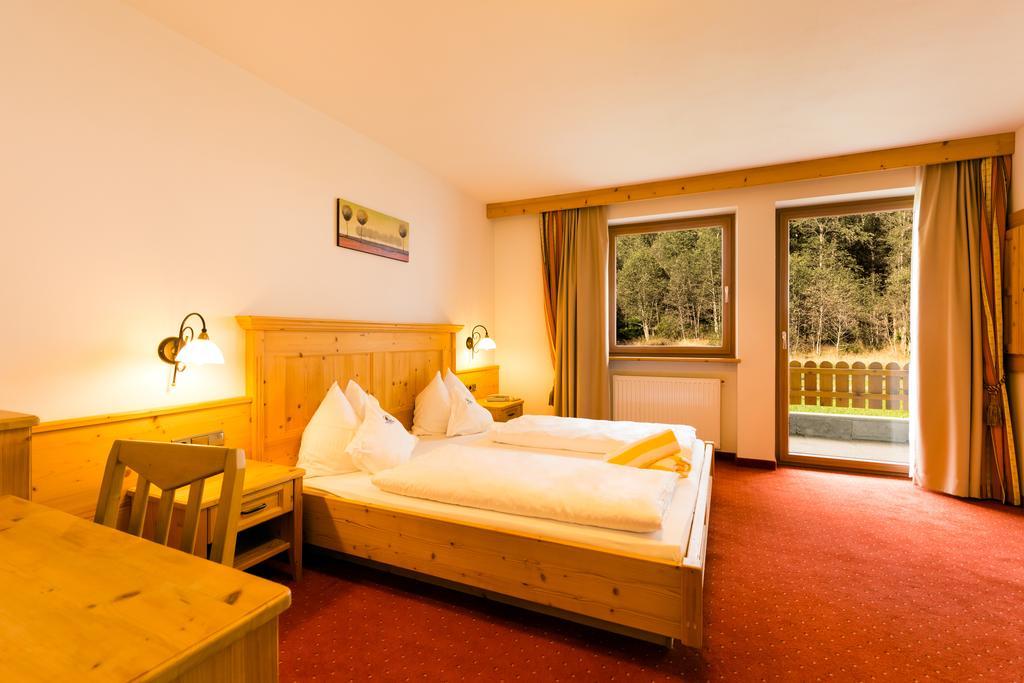 Hotel Schneeberg Family Spa Resort Ridanna Room photo